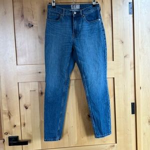 Everlane high rise skinny jeans in mid wash. Size 27 ankle length.